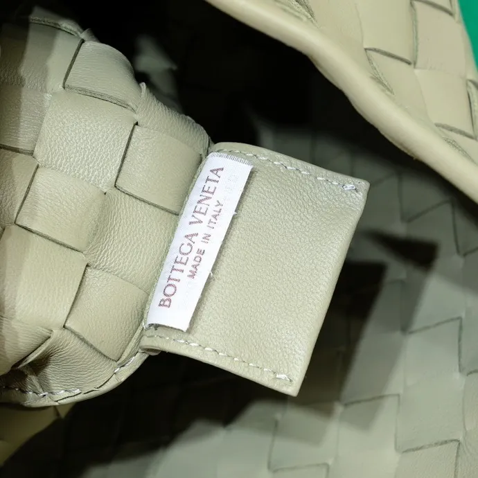 Original leather, batch 2060, the old-money style BV Sardine large size has been shipped🔥 Nowadays, many fashionable, rich and tasteful Jimei people are carrying the same bag invariably. It’s Bottega Veneta Sardine! Because this BV Sardine bag is so beautiful and high-end! The arc-shaped intrecciato woven bag body, paired with metal sardine handles, looks like a work of art, allowing people to ponder and appreciate it. Currently Sardine has launched three sizes for everyone to choose from. This is the largest size🉑️hand-held🉑️armpit🉑️single shoulder🉑️crossbody. It is a very high-quality and relatively niche treasure model. It will be very special when you carry it when you go out. It allows you to have the freedom of carrying a bag. Sisters go crazy. Style number: 7468-1# Size: 39*31*12cm